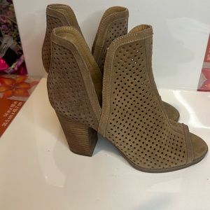 Tan/brown Lucky Brand ankle boots women's size 7.5. New without tags or box.